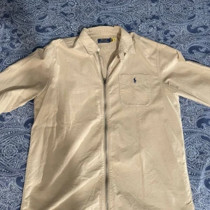 Ralph lauren jacka - Säljer denna jacka från ralph lauren som är i mycket gott skick. Storlek M. Riktigt najs till våren.