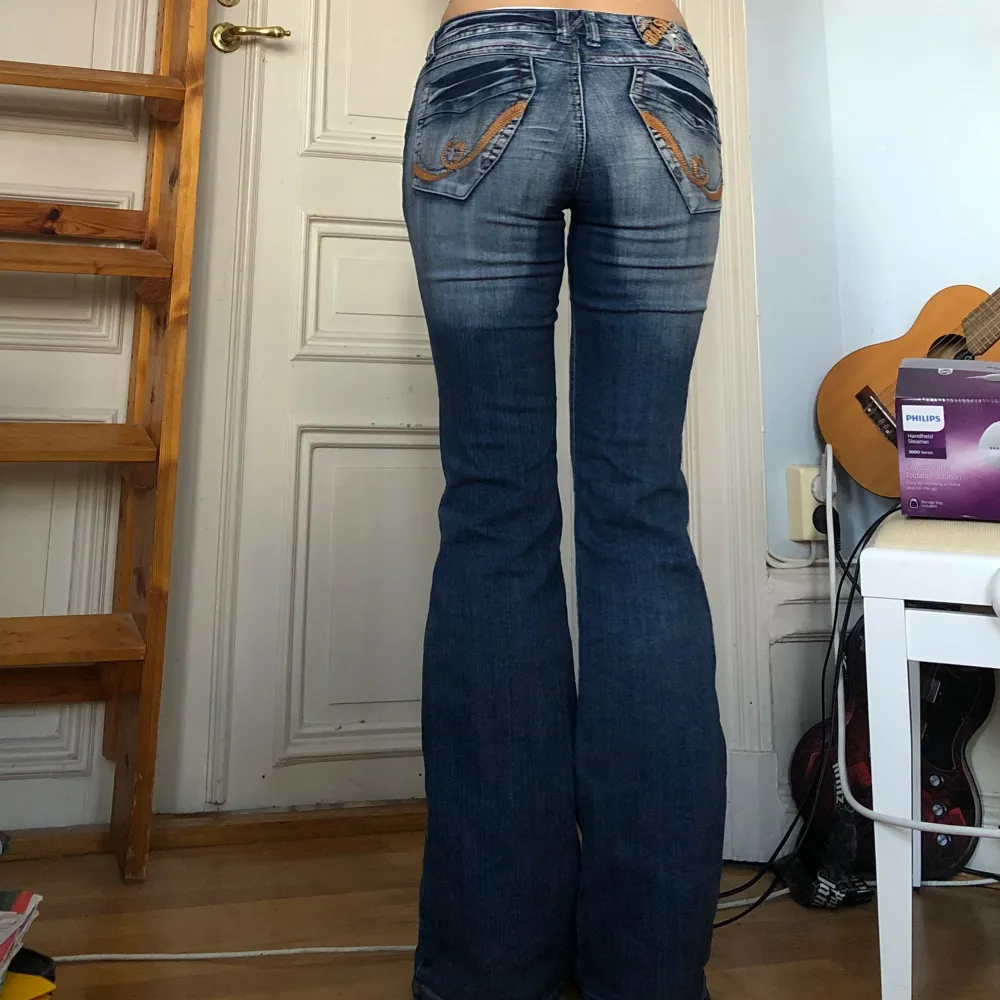 intressekoll på dessa jeans, köpta second hand och i riktigt bra skick! lågmidjade, bootcut, och fett coola!. Jeans & Byxor.