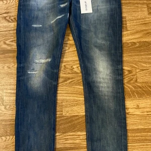 Dondup jeans - Hej säljer nu mina dondup jeans dem är nästintill oanvända dem är i strl 34 och är för små på mig som är 186 och 89kg nypris är runt 2500 och jag säljer för 1200 