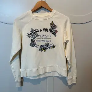 Jättefin benvit Zadig Voltaire sweatshirt med blommor och fjärilar. Tröjan är använd 1-2 gånger och är i nyskick.