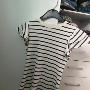 Randig blus med volanger  - Randig blus med volanger från Lindex, använd några gånger och original priset är 300 💞