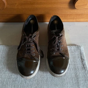 Lanvin skor - Lanvins i den eftertraktade färgen brun med brun lack! Skick 7/10 har mycket kvar att ge! Vid minsta fundering är det bara att skriva!