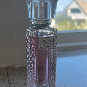 Miss Dior perfym - Miss dior parfym säljs. Den är använd 1 gång (nyskick) Luktar väldigt gott som passar perfekt till sommaren. Nypris 660kr.