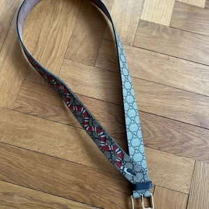 Gucci bälte - Gucci bälte i väldigt bra skick, pris diskuteras I PM! Ingen fråga är dum så bara att fråga på så svarar jag så snabbt jag kan!:) som jag skrev innan priset är inte hugget i sten tar emot bud och kan tänka mig gå ner mycket vid snabbaffär