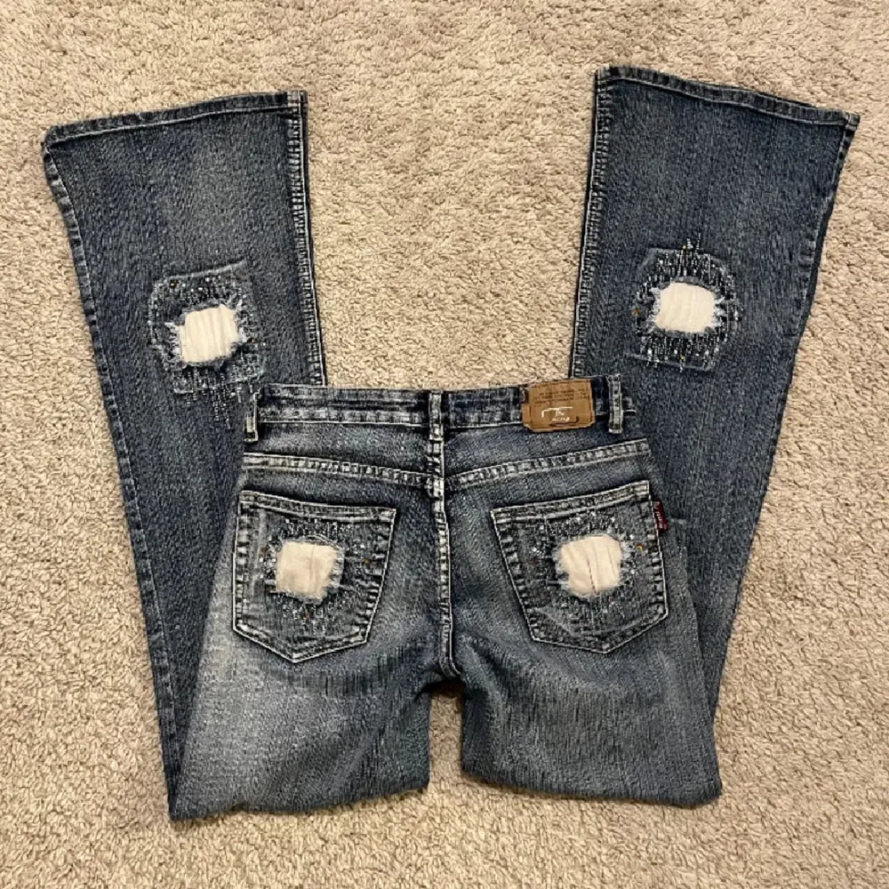 Såå coola jeans med snygga detaljer!💘 Midjemått rakt över: 34 cm Innebenslängd: 79 cm och benbredd 26 cm. Jeans & Byxor.