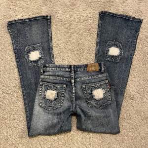 Såå coola jeans med snygga detaljer!💘 Midjemått rakt över: 34 cm Innebenslängd: 79 cm och benbredd 26 cm