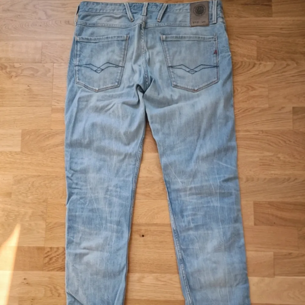 Replay anbass jeans i slim jeansen är i ett mycket bra skick🍾🍾priset diskuteras vid snabb affär skriv vid intresse🍾🍾. Jeans & Byxor.