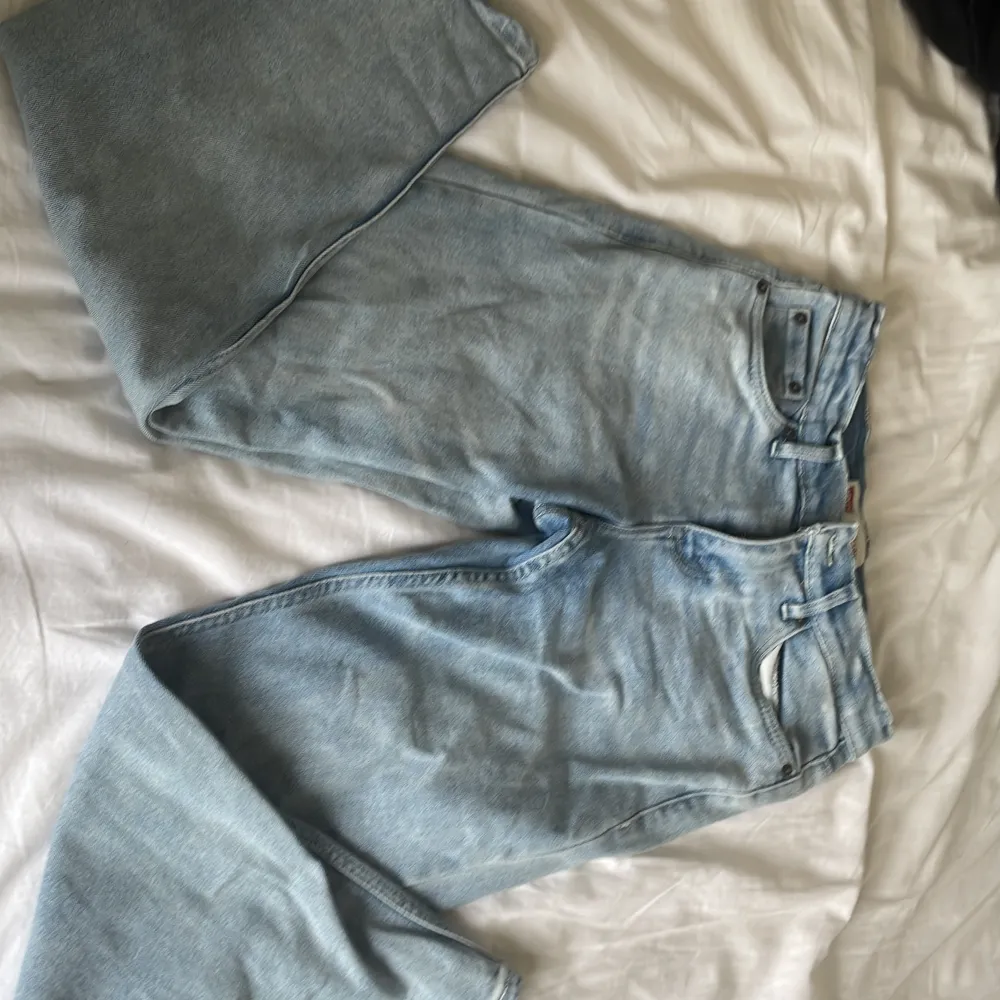 Helt nya Levis jeans. Är ganska breda i benen och liten storlek. Kan gå ner i pris. Jeans & Byxor.