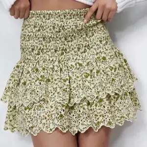 Följ mig gärna då jag lägger upp liknande plagg 🌼 Säljer denna populära gröna volang kjolen från zara i perfekt skick. Skriv gärna om du har frågor eller köp direkt via köp nu ❤️