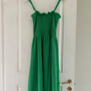 Super gullig grön sommar klänning som passar perfekt nu inför sommaren. Jag är lite osäker på nypriset men tror ca 300kr men säljer för 190kr. Skriv gärna ifall du har en fråga. Står ej för postens slarv och köparen står för frakten💕