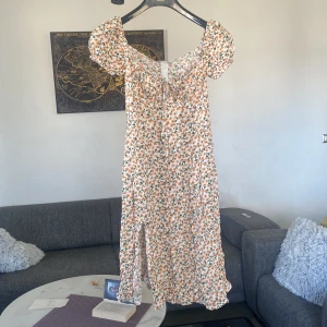 sommarklänning❤️ - sommarklänning som jag köpt sacond hand då lappar inte finns vet jag inte märket men den passar xs/s såååå fin och utan defekter❤️