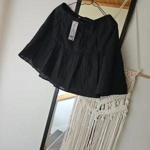 Kjol - Helt ny kjol med prislapp kvar. Djur finns i hemmet. 