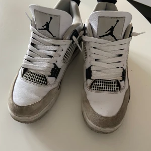 Jordan 4 military black - Jag köpte ett par Jordan 4 military black för några veckor sedan men tycker dom är för små. Skorna är använda men  i nyskick. Storlek 42 och box ingår.