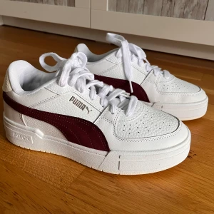 Puma sneakers nyskick! - Endast prövade en gång utomhus. Säljer pga kan inte ha mina specialinlägg i dom. Storlek 39