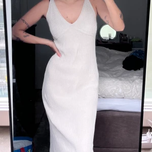 Stickad klänning - Väldigt tjock och bra material! Superfin:)