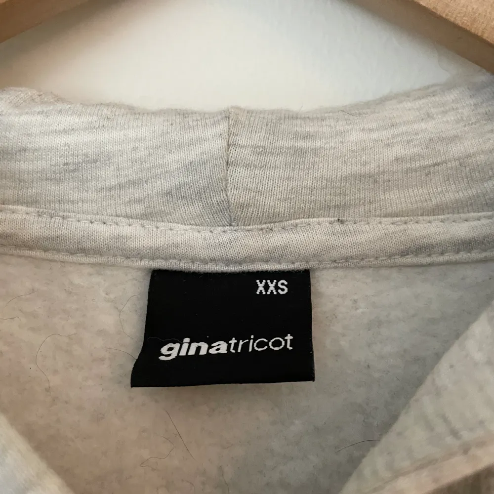 En superfin overzied hoodie från Ginatricot. Använd fåtal gånger och är i fint skick. Originalpris 400 kr.🤍. Hoodies.