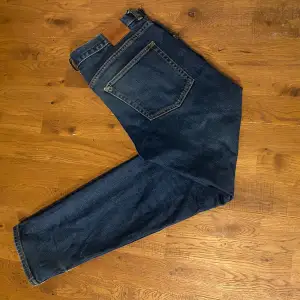 Weekday jeans i Toppenskick, sitter slim, kan gå ner i pris vid snabb affär, frakt via postnord eller instabox