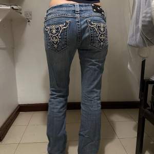 Säljer dessa miss me jeans, modellen är 178💛