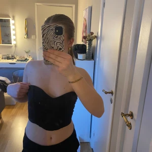 Zara topp - Säljer nu en jättefin bandåtopp från zara i storlek S då den längre inte kommer till användning! Den är ganska liten i modellen och väldigt kort som ni ser på bilden!💕 Skriv i dm för mer frågor!💕