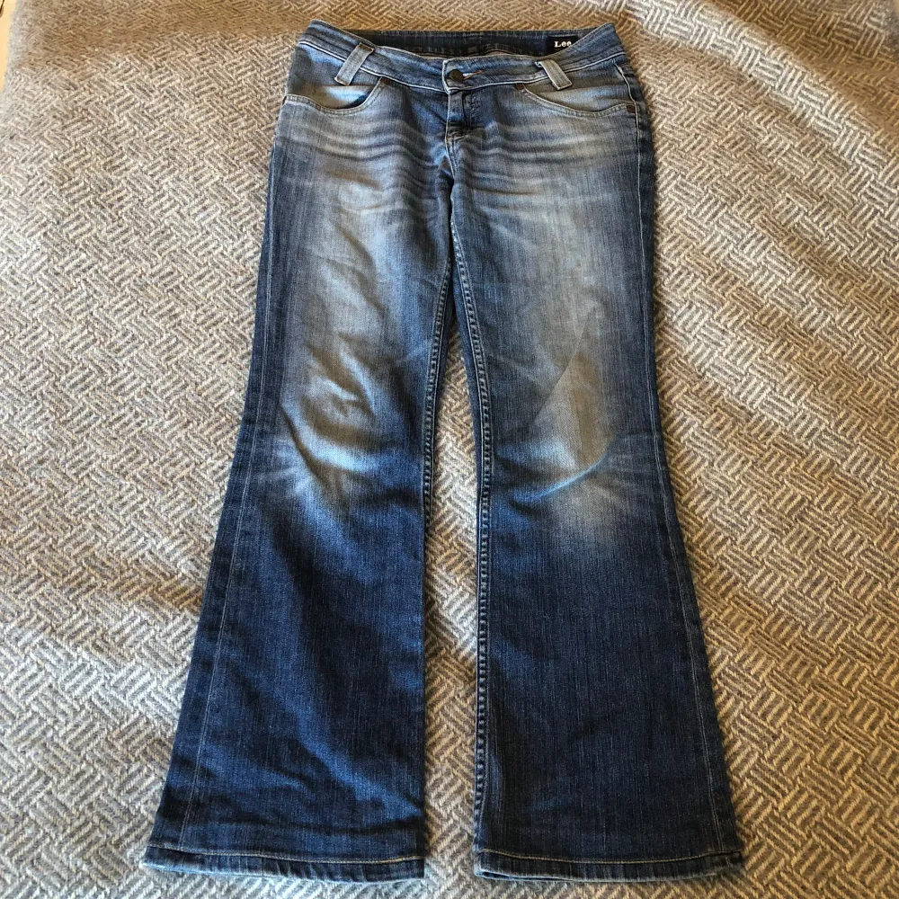 Utsvängda Lee jeans i mycket bra skick! Midja 36, benlängd 100. Jag är 163 cm. . Jeans & Byxor.
