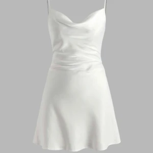 Vit satin klänning - Jätte fin satin klänning från cider! Helt oanvänd. Jätte bra passform, går att justera banden och bak i ryggen! 