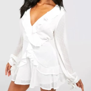 STUDENT KLÄNNING - Superfin klänning från Boohoo(helt ny och prislappen sitter kvar)nypris är 450🤍skulle säga att den är liten i storleken”en byxdress som ser ut som en klänning”