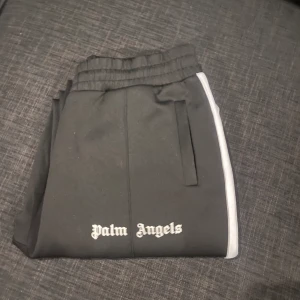 Palm angels byxor - Hej jag säljer mina riktigt snygga PALM angels byxor, prefekt nu mot sommaren och riktigt bekväma.  Skick: 9/10 Pris kan diskuteras!