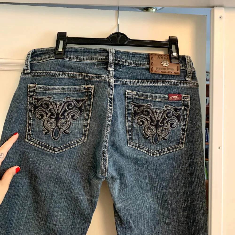 De perfekta jeansen med detaljer på fickorna! I väldigt bra skick💗💗 Amerikanskt size 7 som motsvarar storlek 27/28 i jeans. Jeans & Byxor.