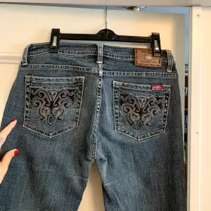 De perfekta jeansen med detaljer på fickorna! I väldigt bra skick💗💗 Amerikanskt size 7 som motsvarar storlek 27/28 i jeans