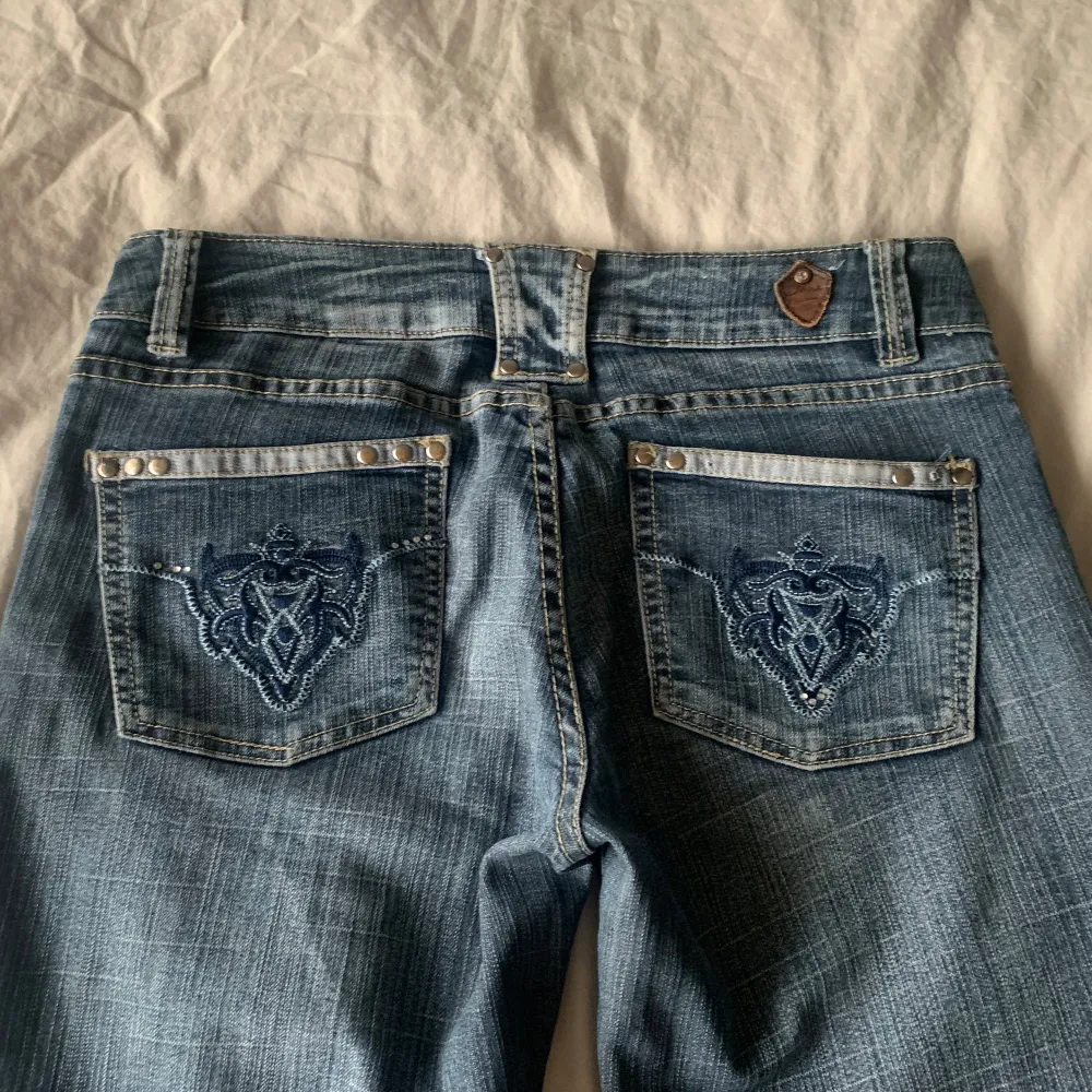 Lågmidjade bootcut jeans, står 12 i dem men skulle säga det motsvarar 36/38. . Jeans & Byxor.