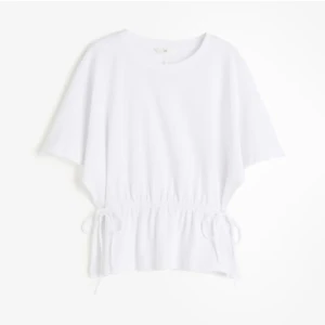 Tröja med knytning - Snygg tröja med knytnibg som är slusåld, prislapp kvar❣️ Säljer eller byter mot xs