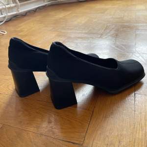 Supersnygga klackar med square toe och chunky heel 🤍 Knappt använda då de är lite för trånga för mig som brukar ha storlek 38/39 🥲