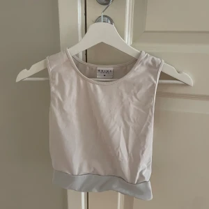 Träningstopp  - Beige/rosa. Croppat linne 