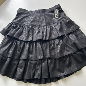 Volang kjol - Köpt secondhand på humana för 90kr, aldrig använd, står inte storlek men skulle säga M/lågmidjad S