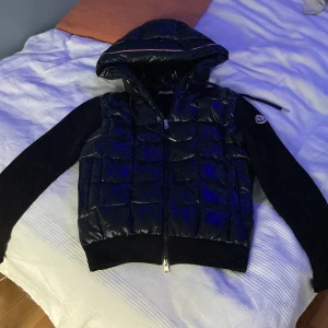 Moncler cardigan - Hej! Säljer nu den här sjuka Moncler cardigan, helt sprillans ny skick o aldrig använd, följer även med tags och så man kan byta dragkedjan om man vill, helt perfekt till våren och sommaren som kommer😊 Skriv prisförslag så löser vi💛