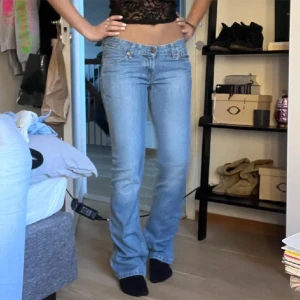 Levi’s jeans  - Lågmidjade Levi’s jeans. Lånade bilder från tidigare ägare. Är bortrest till 10 augusti så har ej möjlighet att posta innan dess 