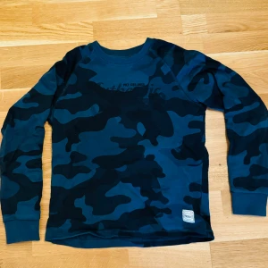 Mörkblå tröja - Mörkblå tröja bra skick använd fåtal gånger. För mer information och bilder kontakta mig. 