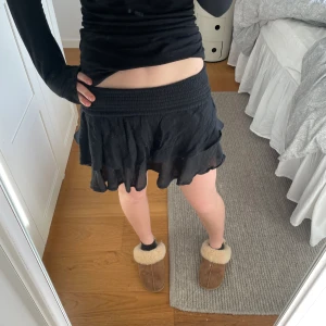 Svart kjol - Säljer denna svarta volang kjol från butik i Spanien. Har vikt ner den på bilderna☺️