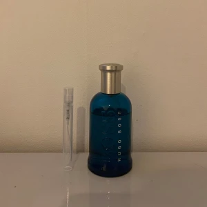 Hugo Boss Bottled Pacific - Hugo Boss Bottled Pacific är en fantastisk sommardoft, med mycket doft av av kokosnöt och inslag av citrusfrukter och aromatiska noter. 5 ml sample