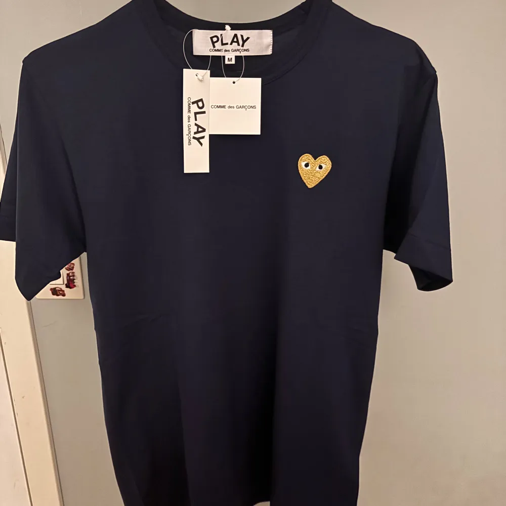 Cdg play t-shirt säljes helt ny med tags eftersom fel strl👍 Strl M men passar även S👌 Allt original tillkommer som tags och dustbag🔥 pris:900kr. T-shirts.