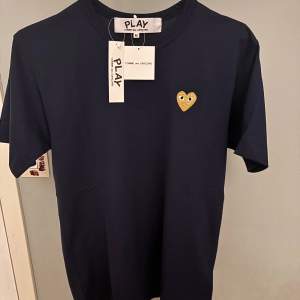 Cdg play t-shirt säljes helt ny med tags eftersom fel strl👍 Strl M men passar även S👌 Allt original tillkommer som tags och dustbag🔥 pris:900kr