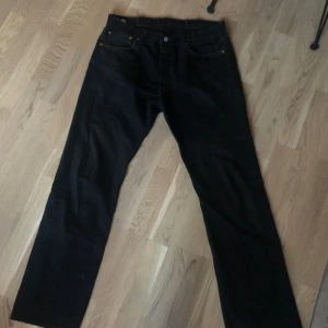 Svarta Levi’s jeans 501 - Svart Levis 501or för män med 9/10 skick!!👏👏 Dessa är i storlek W38 & L34 och alltså ganska stora i storleken!🤝 dessa har ett nypris på 1150kr men säljs här för bara 450!!!👏👊🏻