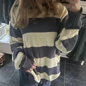 Brandy sweater- tjocktröja - Supergullig tjocktröja från brandy Melville, köpt 2021 men inte använt sedan 2022.☺️ Fint skick, inga hål. Förutom en liten fläck i armvecket som inte syns så länge man inte sträcker ut armarna. ☺️💕