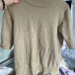 Stickad kortärmad beige - Kortärmad tröja från VILA. Beige färgad och jätte fin. Bra till sommaren också. Säljer då jac inte tycker den passar mig❤️nypris 400
