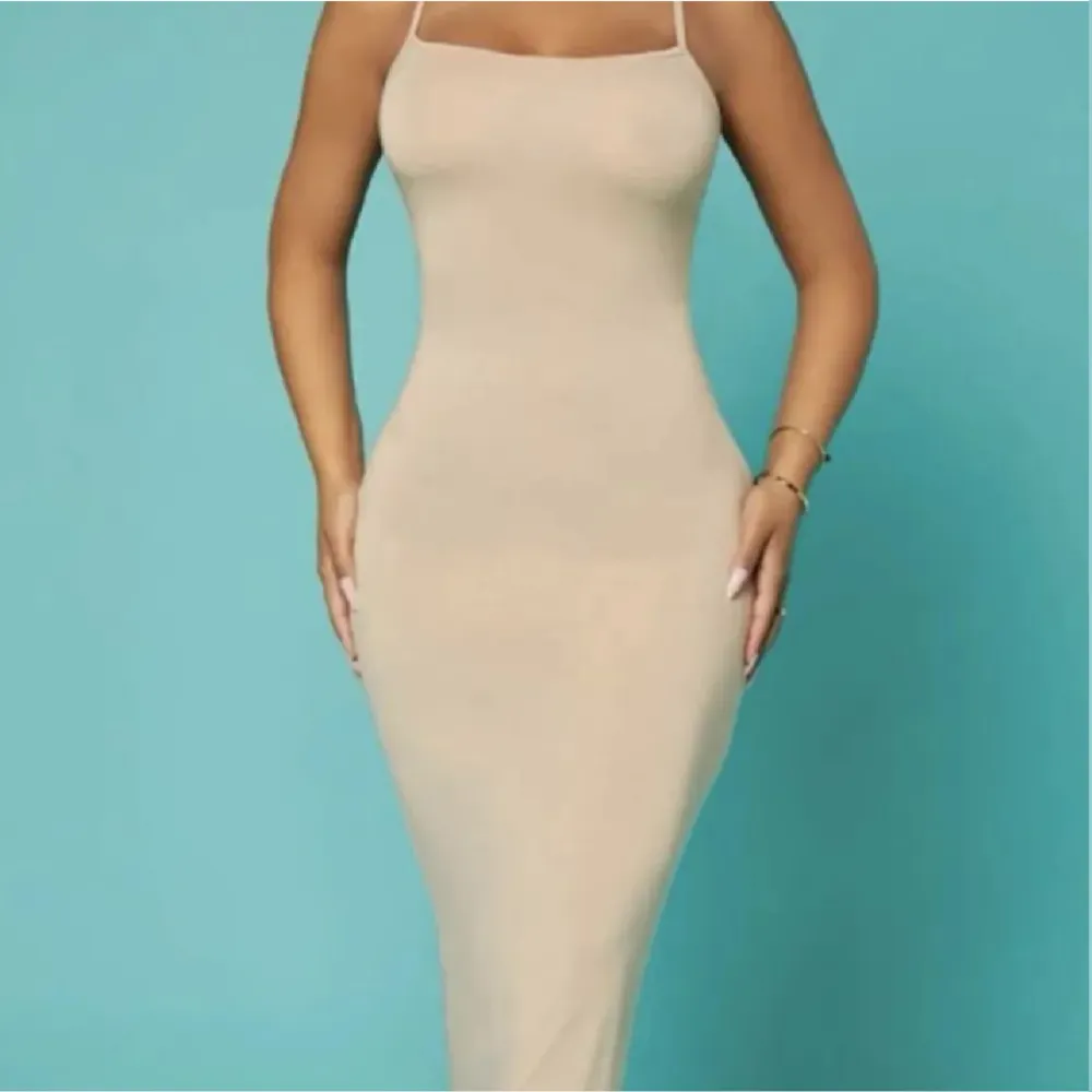 Säljer denna beiga klänning i storlek XS. Nyskick. Säljer för 100kr+frakt. Vid intresse är det bara att höra av sig 🌸. Klänningar.