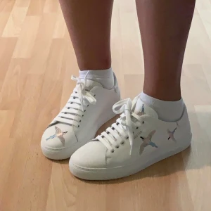 Axel Arigato skor - Säljer mina fina axel arigato skor!! kommer med själva arigato boxen❤️lite smutsiga men de går bort enkelt