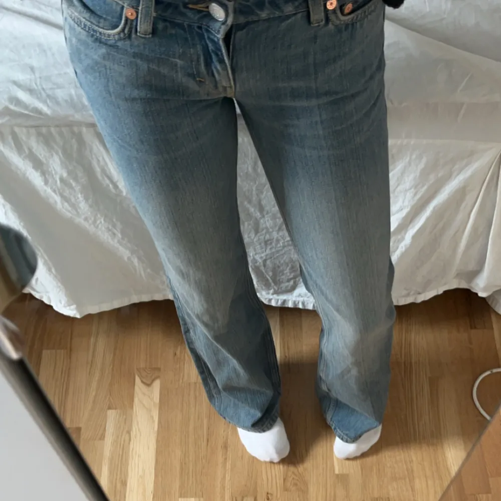 Säljer nu mina helt oandvända byxor från weekday, köpte en storlek för liten och därför säljer dem. Jeans & Byxor.