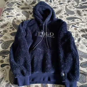 Ralph lauren hoodie fleece - Raffe fleece hoodie | 9/10 skick | köpt för 1500kr säljs för 499kr | inga skador eller slitning | vid frågor eller funderingar hesitera inte kontakta.