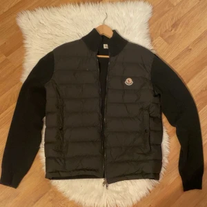 Moncler cardigan - Hej,👋 säljer min cardigan för att den är för liten för mig. Denna cardigan är skön och perfekt för våren och på senna sommar kvällar. Inga skador. Nfc funkar. Storleken är S/M. Skriv om ni undrar någonting. 