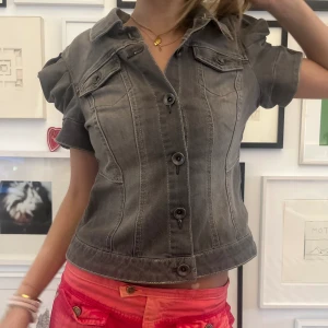 Kortärmad jeansjacka - Snygg unik jeansjacka me korta ärmar och den perfekta grå färgen!!